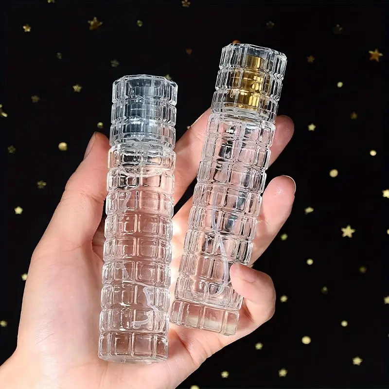 alt="30 ml kvadratinio rašto stiklinis kvepalų buteliukas su purkštuku"